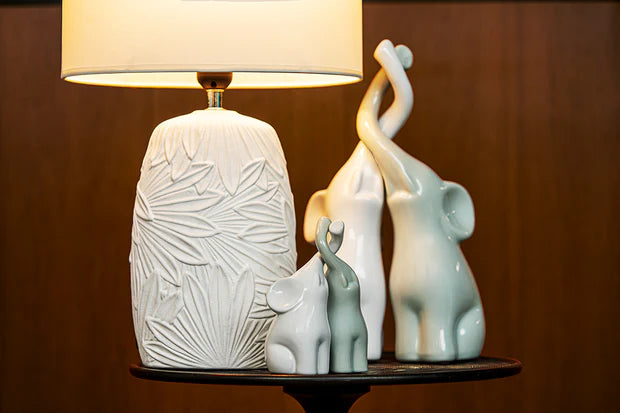 Set 2 elefanti Villa Altachiara h15cm  con proboscidi incrociate bianco grigio Lucido